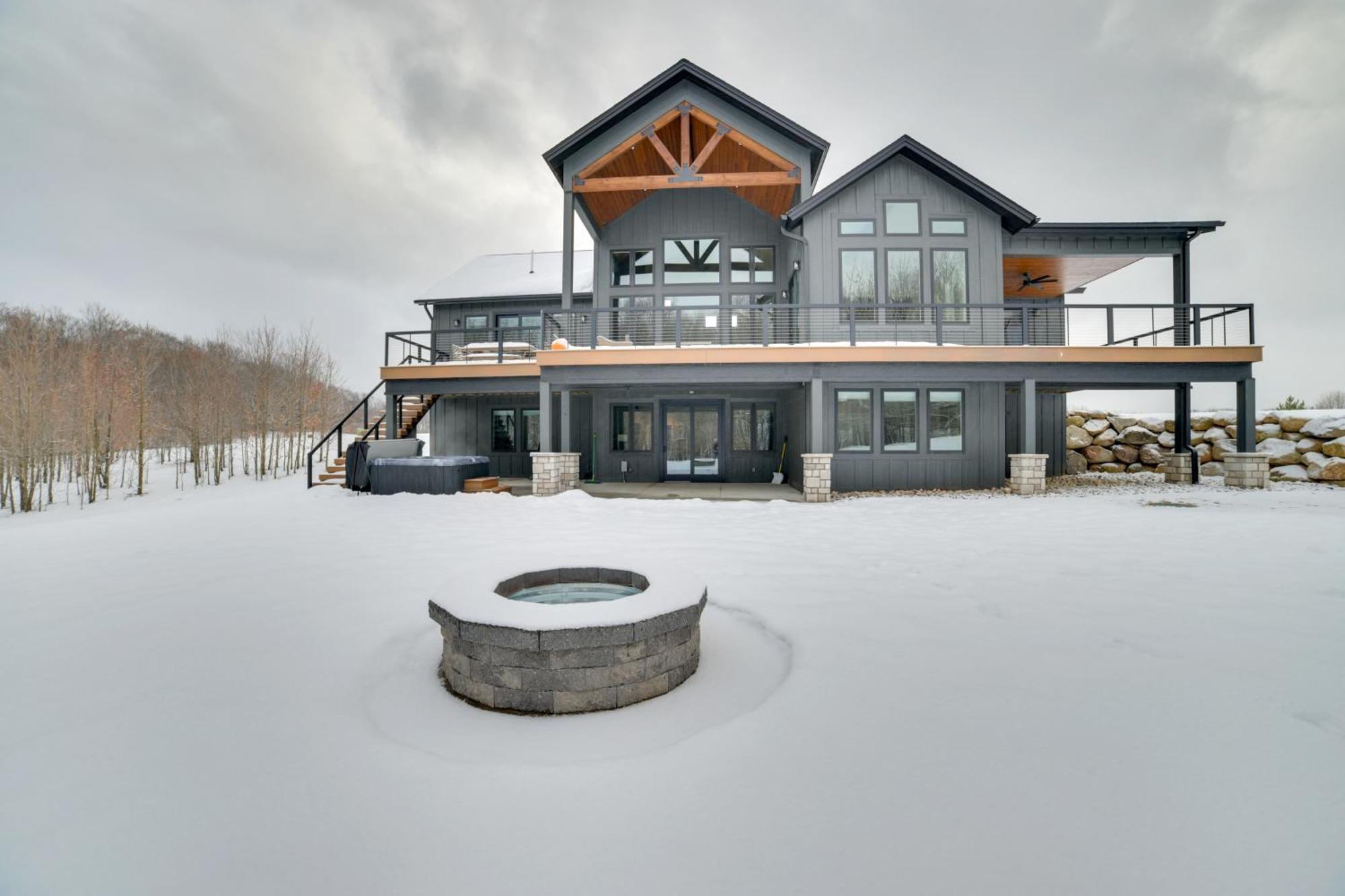 Boyne Mtn Retreat With Hot Tub And Shuttle To Resort! Boyne City Exteriér fotografie