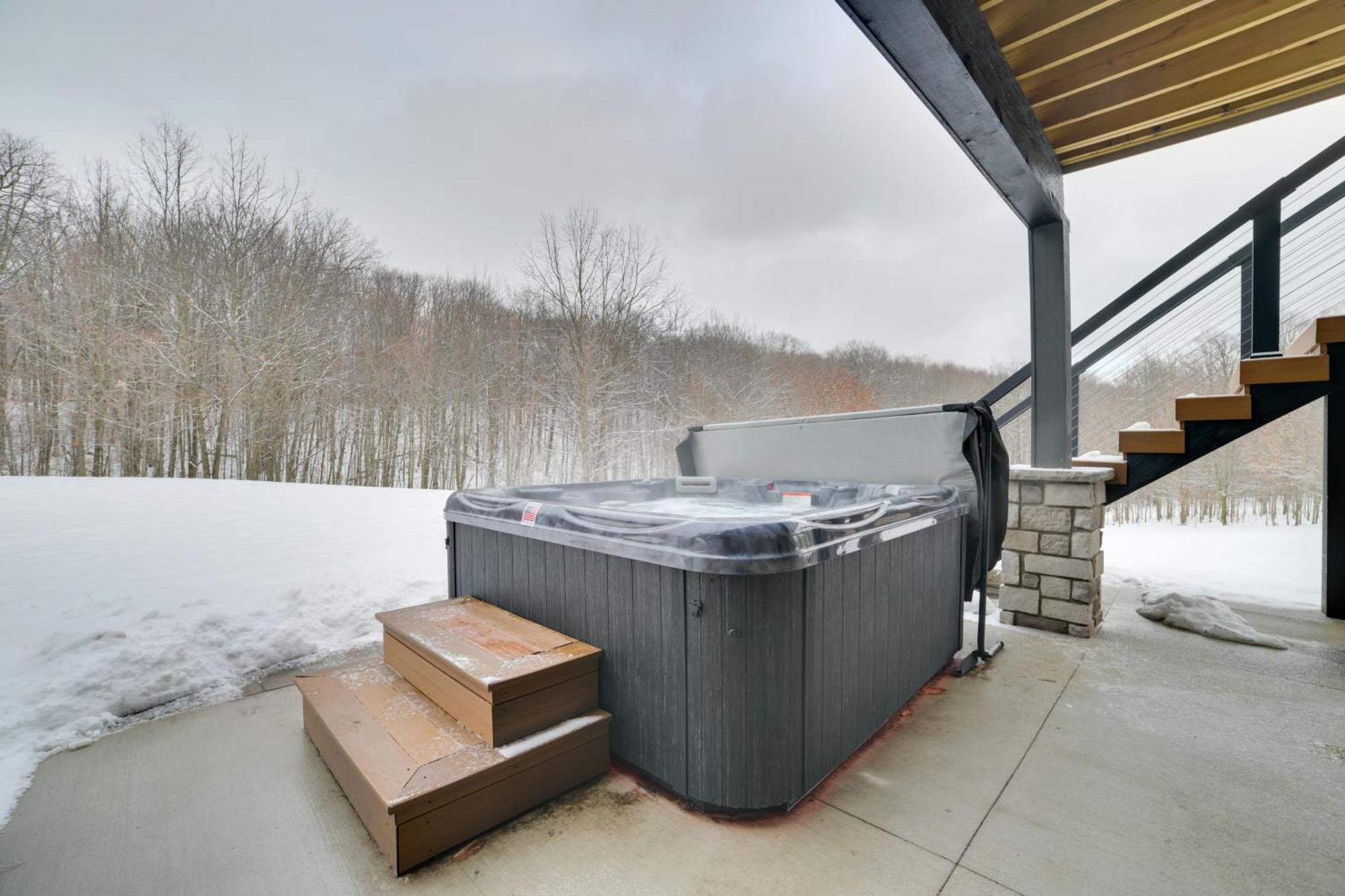 Boyne Mtn Retreat With Hot Tub And Shuttle To Resort! Boyne City Exteriér fotografie